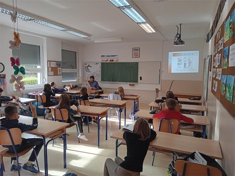 Slika /PU_KA/PU_info/2024/PP Ozalj_predavanje_Skole_21_11_2024/2.jpg